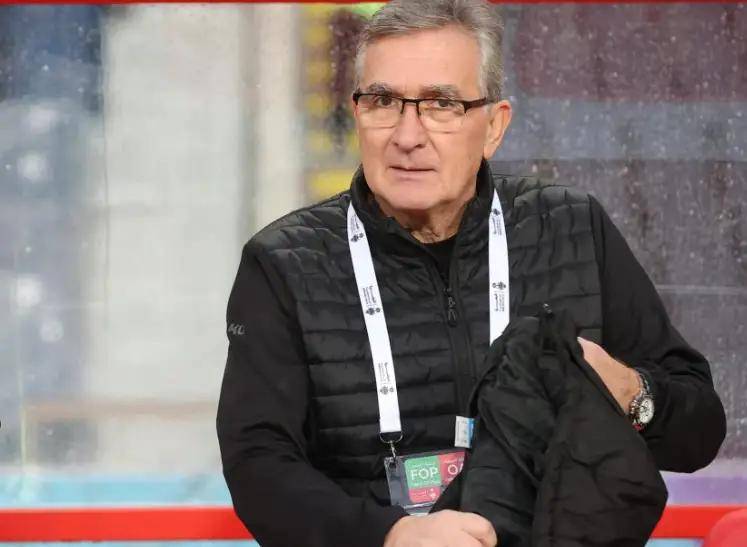 教练宣布退休,球队寻找新的指挥官 教练宣布退休,球队寻找新的指挥官