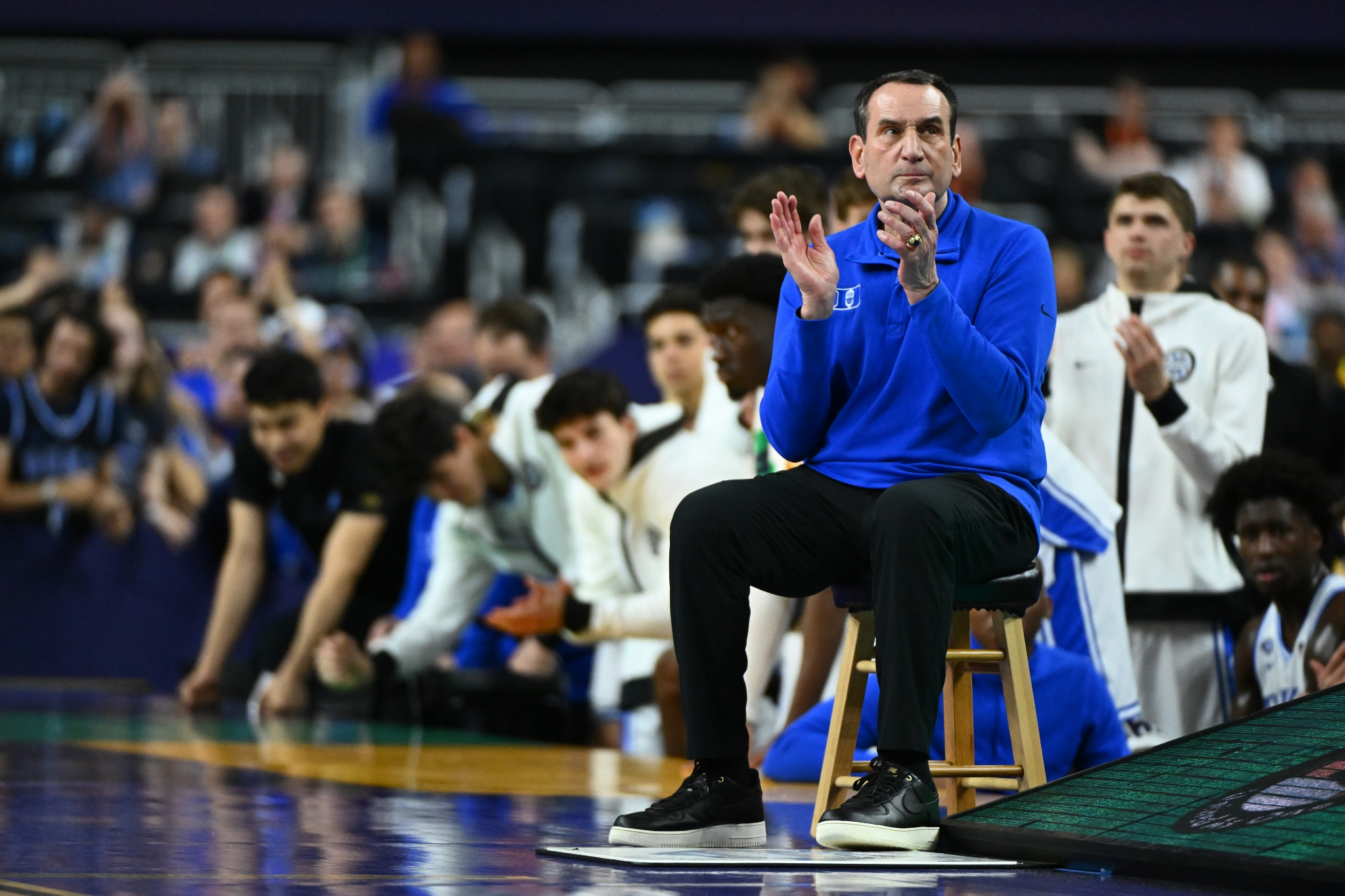 教练宣布退休,球队寻找新的指挥官 教练宣布退休,球队寻找新的指挥官