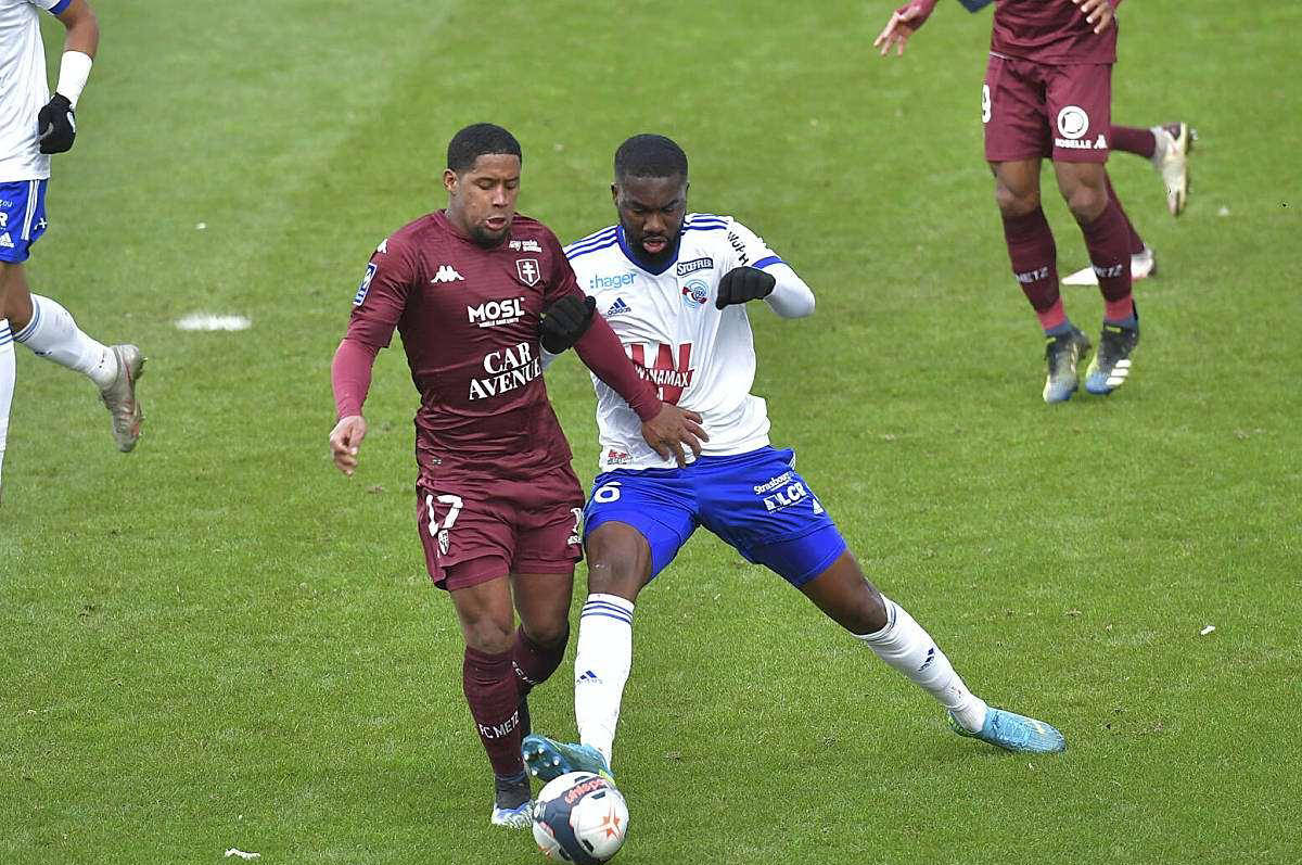 包含斯特拉斯堡客场战胜圣埃蒂安，取得关键胜利的词条