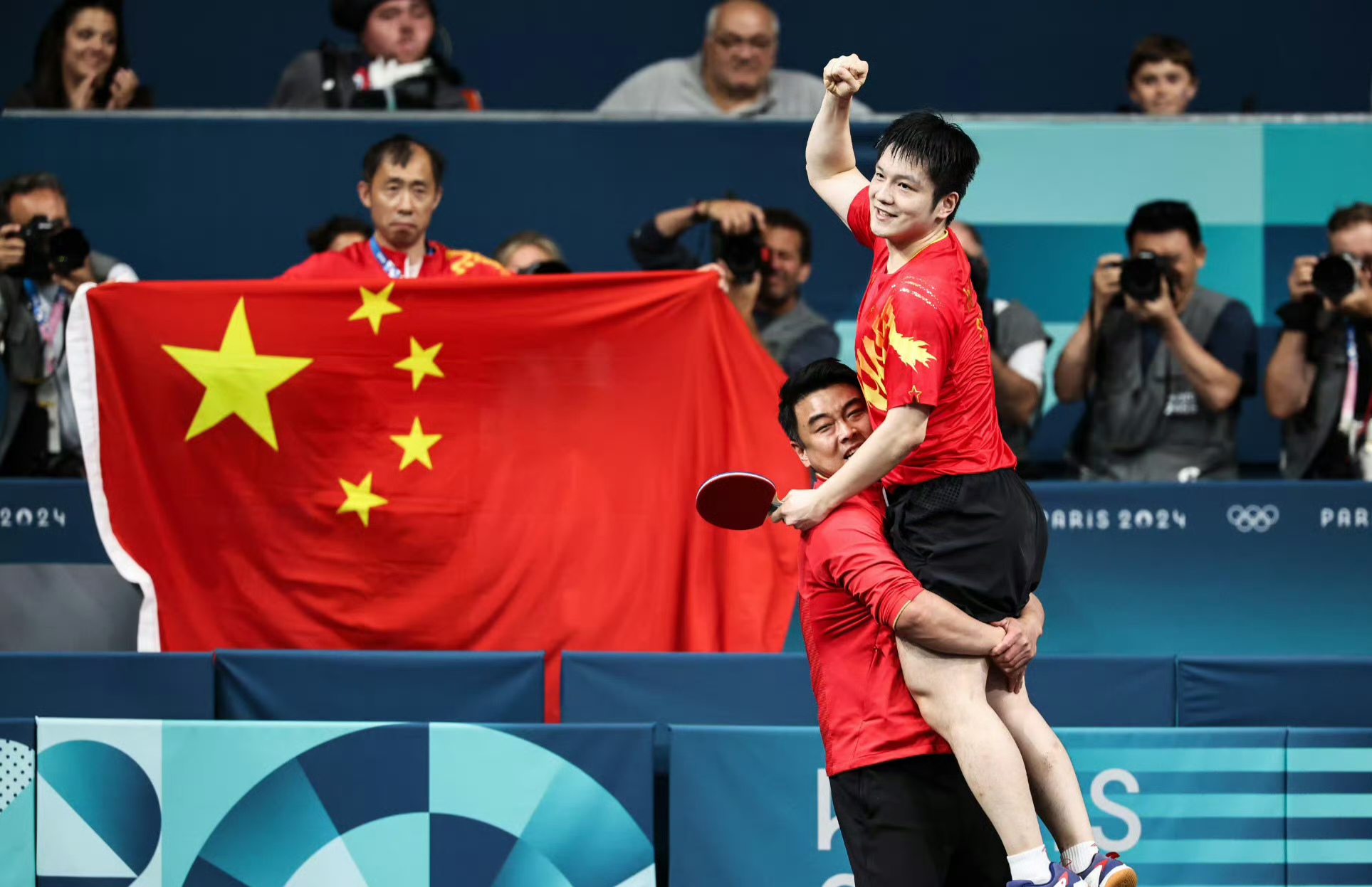 球员们奋力拼搏，赢得胜利的喜悦