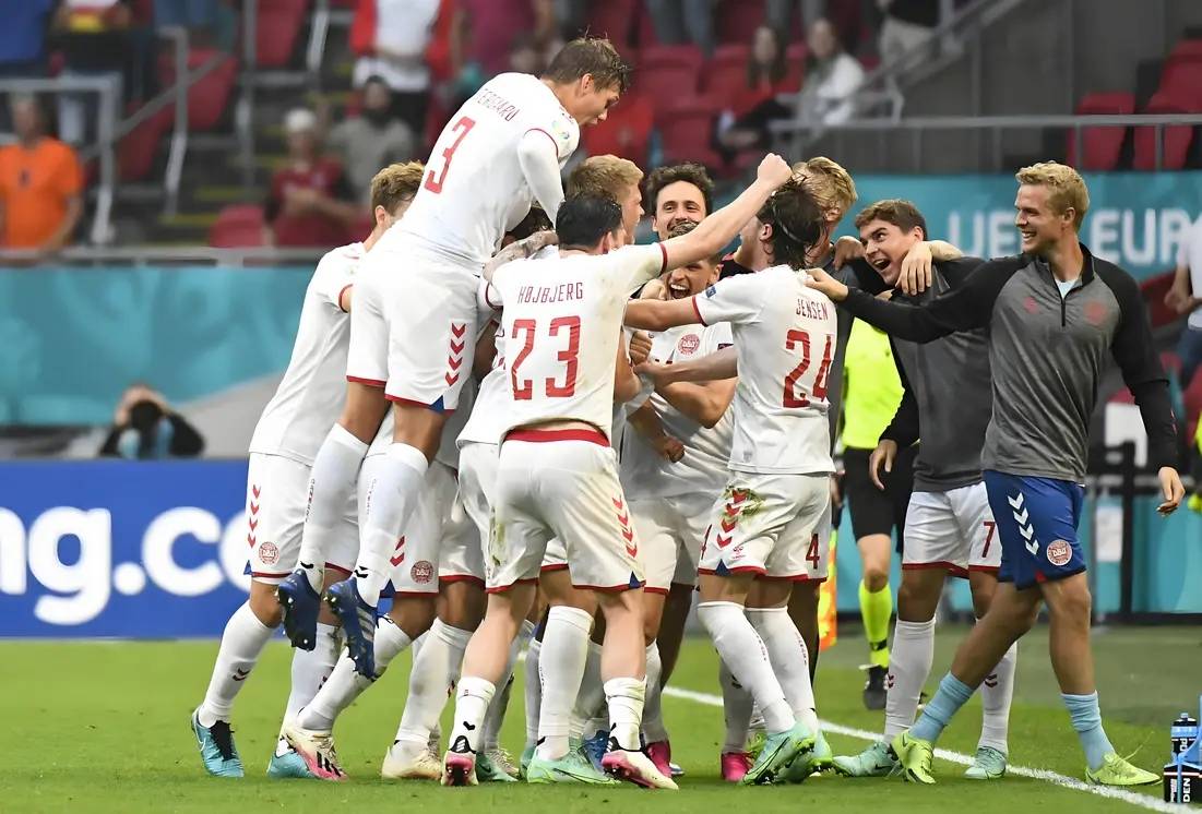 包含丹麦连胜塞尔维亚，稳固小组第一位置的词条