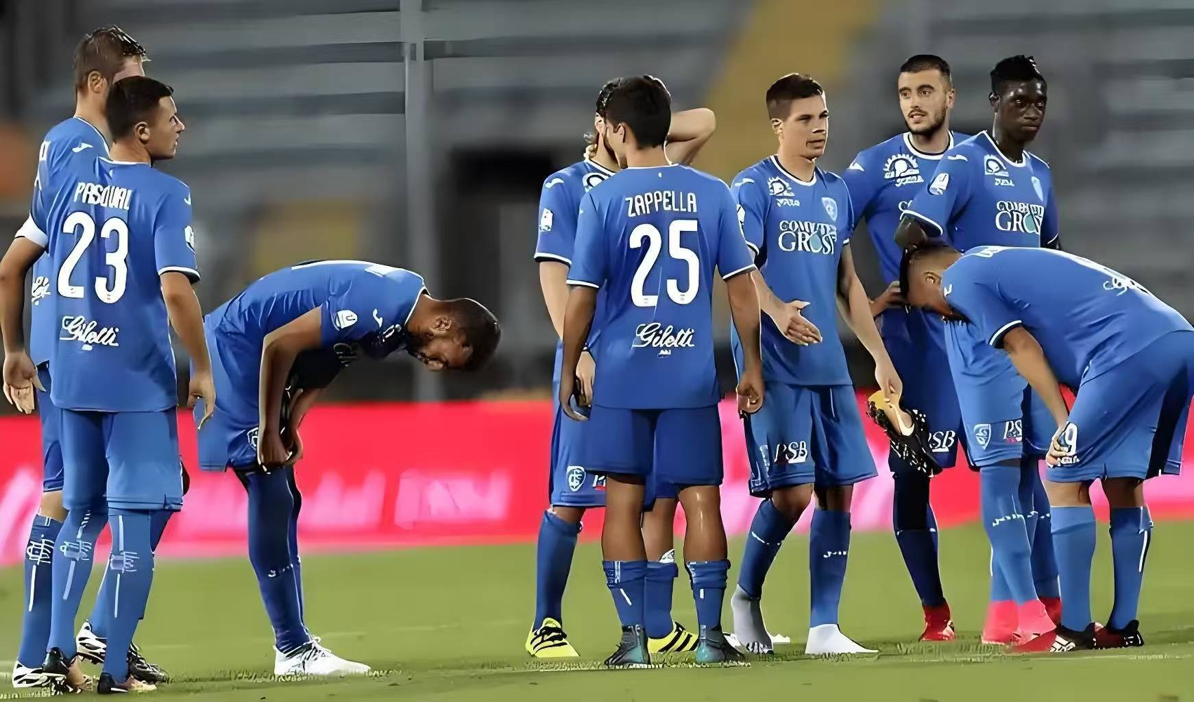 球队在比赛中流露出拼搏精神，彰显团队实力