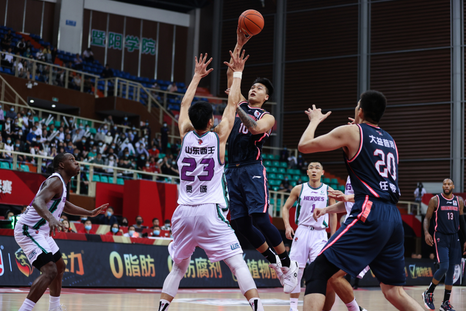 山东鲁能队攻守兼顾，备战季后赛争取胜利的简单介绍