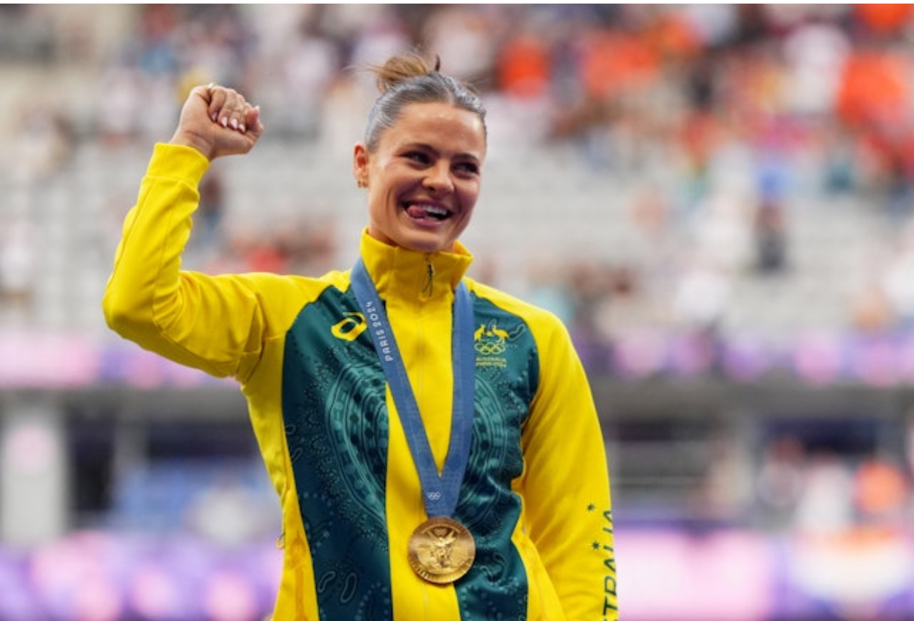 澳大利亚选手在滑板比赛中夺冠，霸气登顶