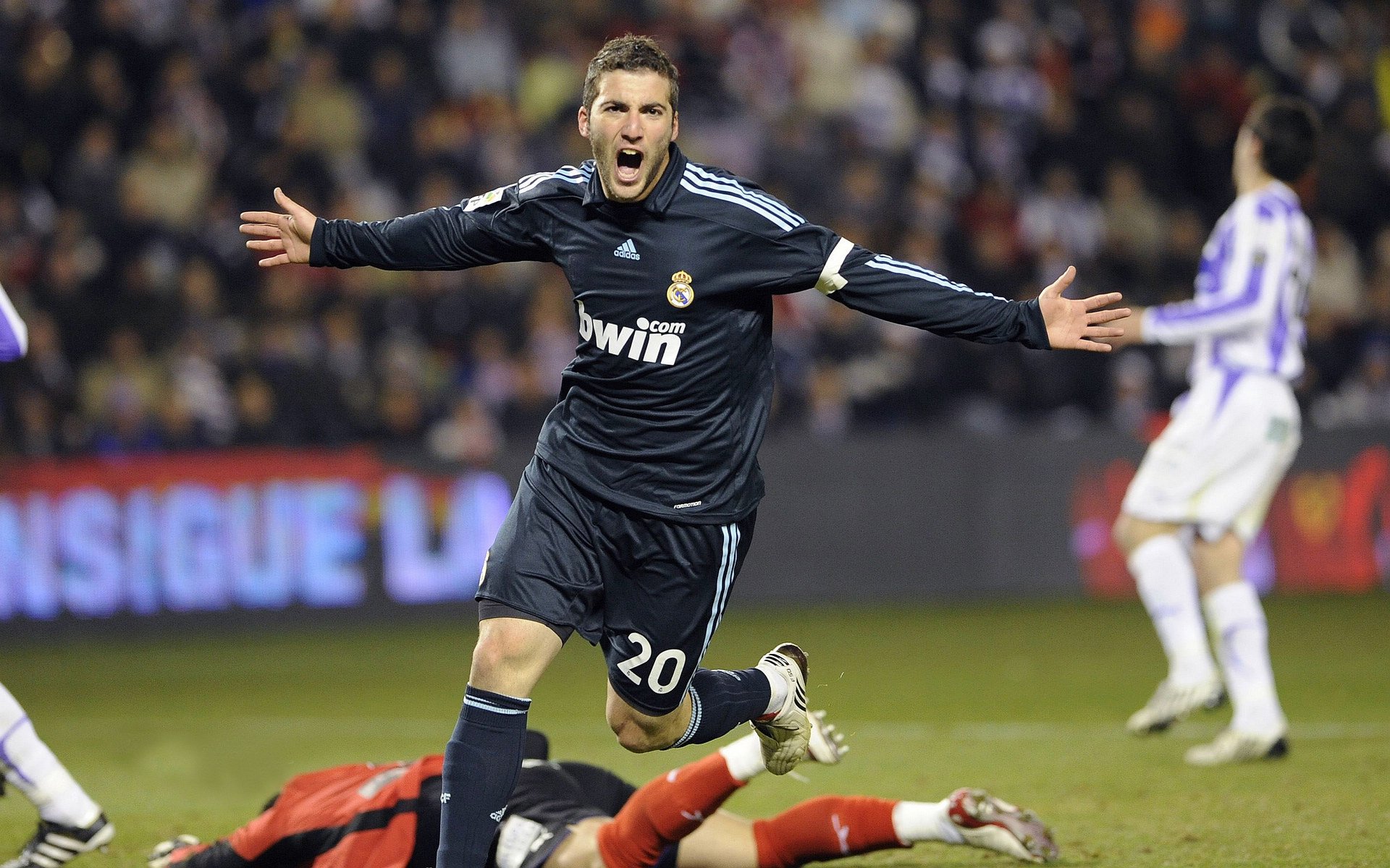 赛道与球场,塔图姆的决胜之夜与F1街道赛的轰鸣