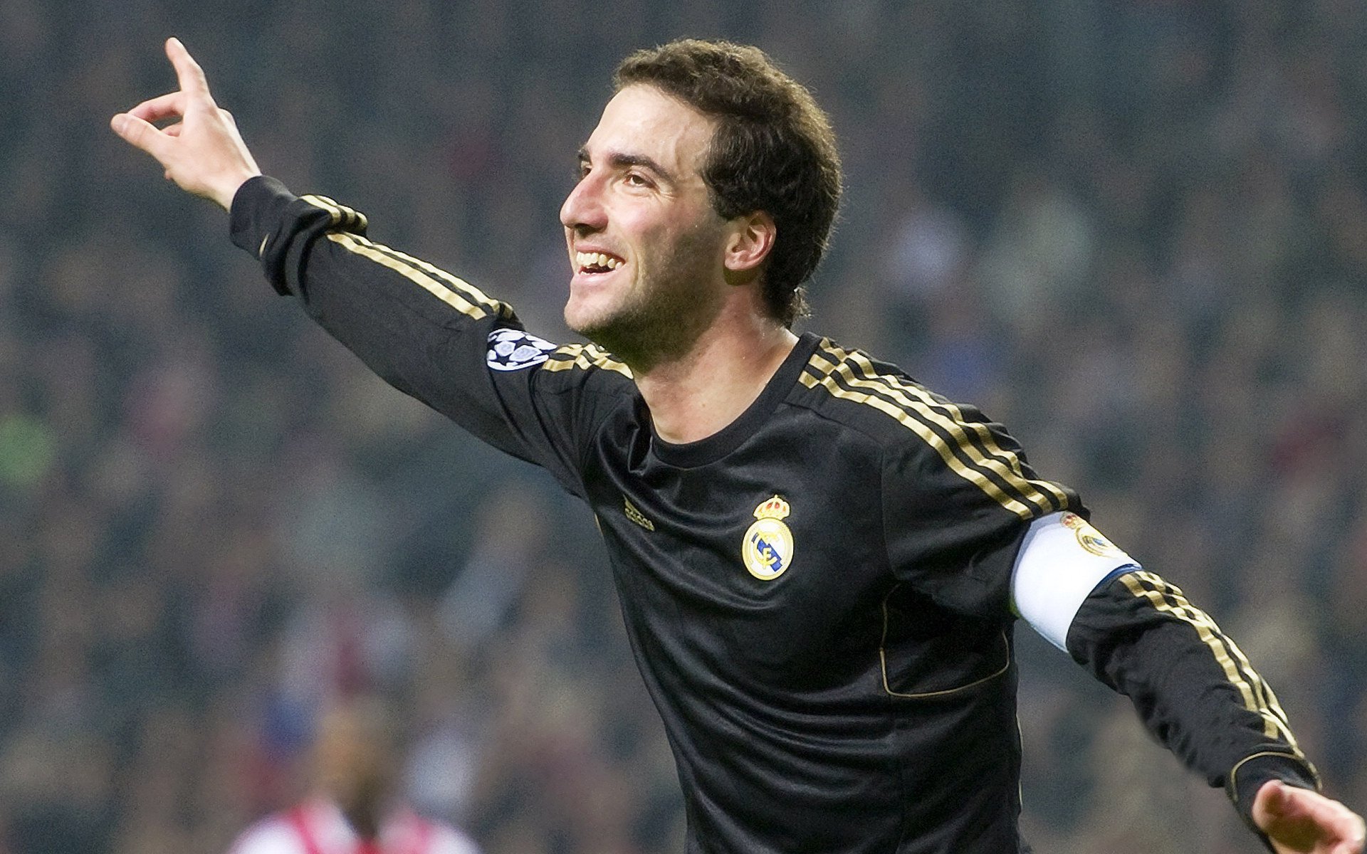 跨界狂想，广东队碾压湖人，库里F1争冠接管比赛—当体育次元壁彻底打破